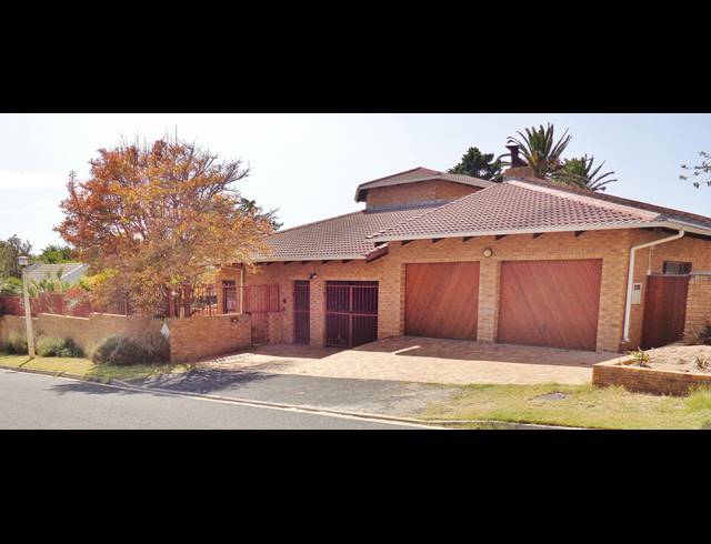 5 BEDROOM FREESTANDING FOR SALE IN LAKESIDE